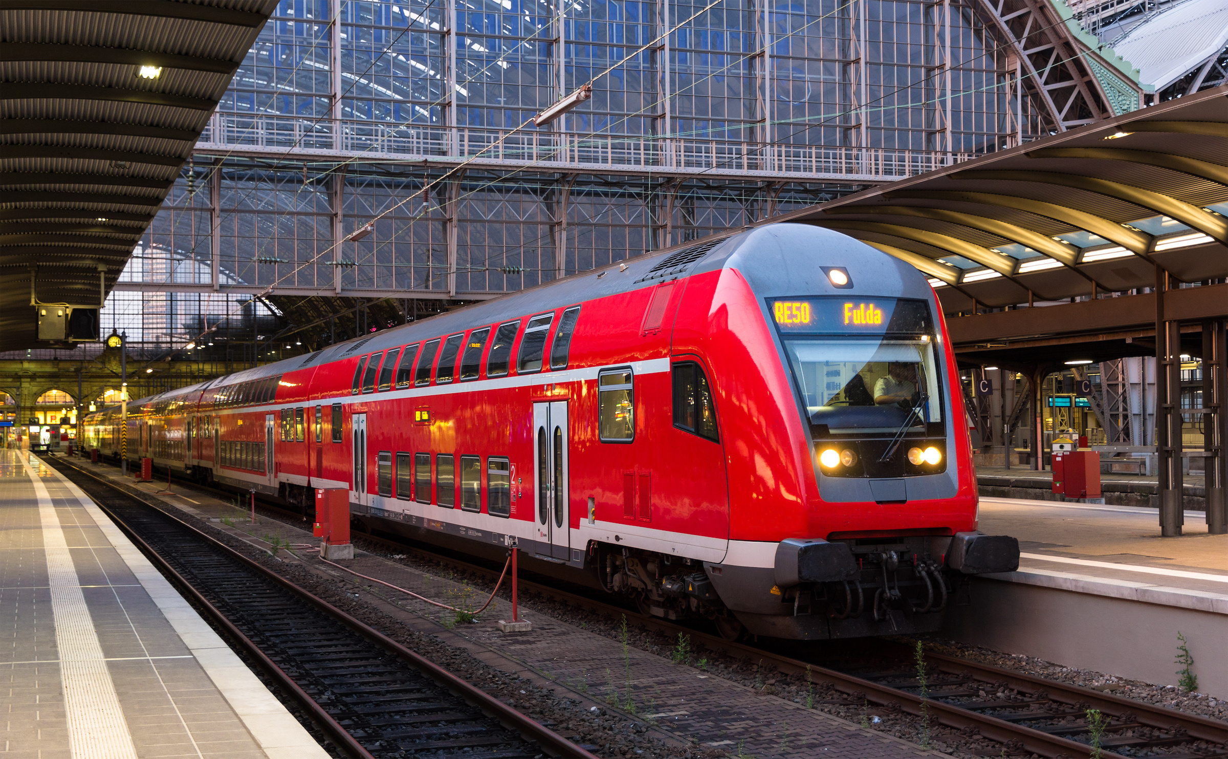 Roter Regionalexpress in der Glashalle des Frankfurter Hauptbahnhofs