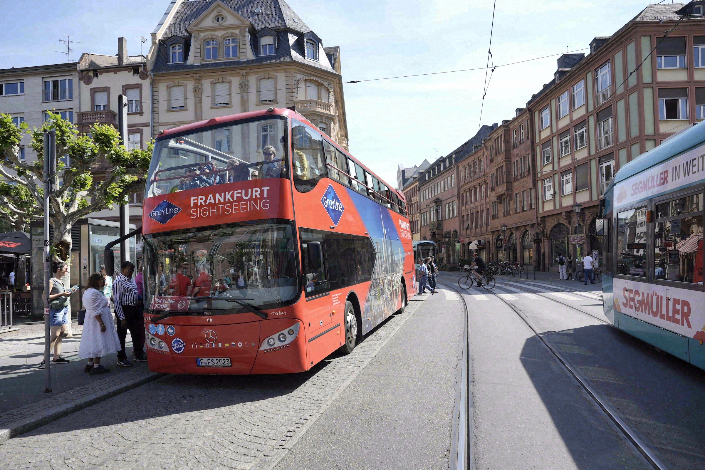 Roter Hop-on-Hop-off-Sightseeingbus in der Frankfurter Innenstadt